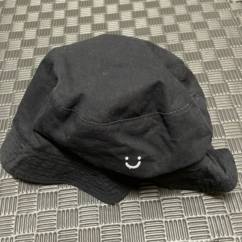 Reversible smiley face black and beige bucket hat 2 hats in one